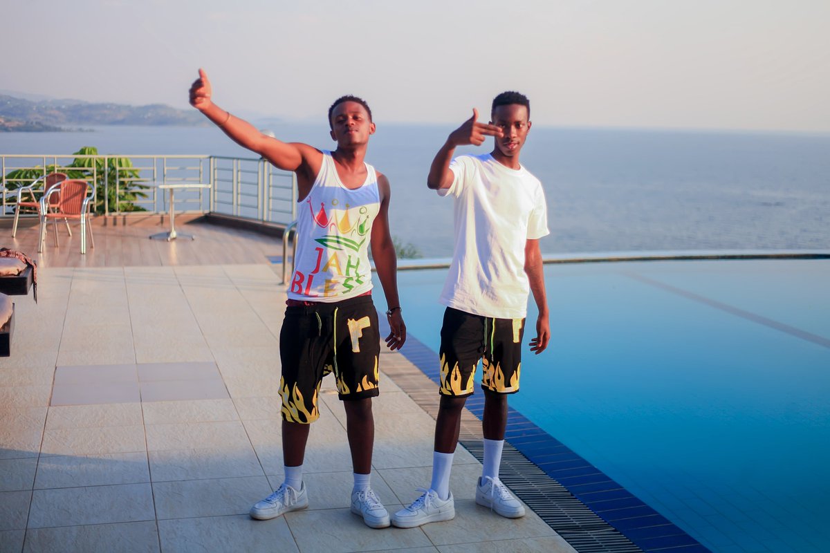 Kadaffi_Pro's tweet photo. #Ngaho by
@papacyangwe
now out! every where yooo go check this hit wherever #Cuma #RwOT #RwotGain
@KimomoRocky
#rockyentertainment #kadaffipro #flatpictures
.link👇👇👇👇
https://t.co/OO6h4dqwHz https://t.co/UYz8OFv4kq