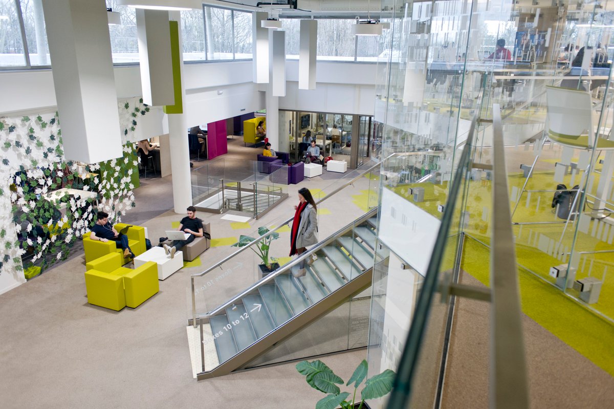 EMLYON's tweet photo. 🎓 Réouverture des campus, formats pédagogiques de rentrée associant distanciel et présentiel, consignes sanitaires renforcées... on fait le point sur la #Rentrée2020 👉 https://t.co/EbkIFP2g8d

#earlymakers #backtoemlyon #backtoschool https://t.co/2teQnvDBcJ