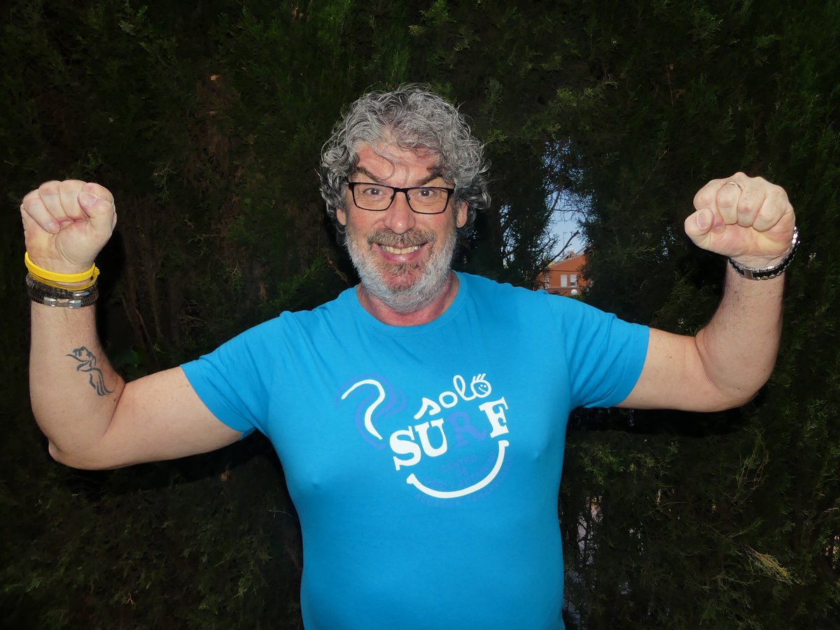 CIberoamerica's tweet photo. En esta reunión de grandes del #Carnaval, no podía faltar @yuyudecai, con su camiseta de #SoloSurf y en actitud total de viernes...

Ven a ver la exposición de los diez años de la entidad que enseña a niñ@s y mayores a amar las olas del mar. https://t.co/ZPGkQIiphB