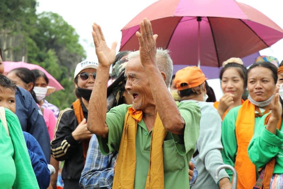 BeePranom's tweet photo. Villagers #WHRDs Lighten up with Victorious Smile ,successful occupy the mining after26 yrs of struggle &amp; to crush every fear 
#WhatHappeningInThailand #LetsEndItInOurGenerations 
#ActionAgainstClimateChange #ActionAgainsProverty
#FreeDongMafai #Occupy 
photosby Yok Thuemor https://t.co/nH9uKVrpQh