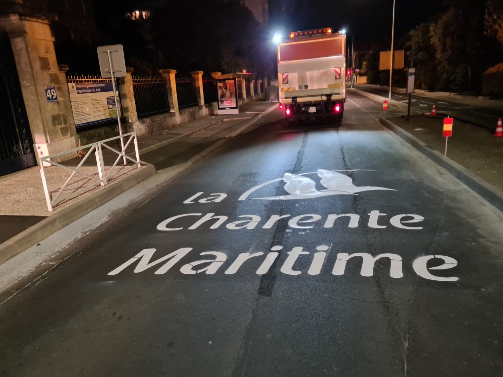 departement17's tweet image. #OnEstPrêt Tous les 10km, le long du parcours du #TDF2020, les mouettes accompagneront les coureurs #marquageausol #PeintureBiodégradable @LeTour 

Toutes les infos sur l'étape 👉bit.ly/2Gr68jN