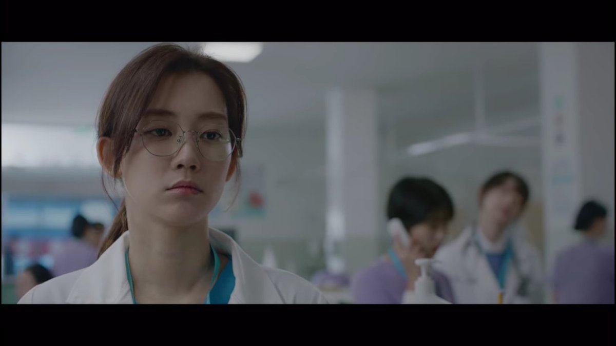 Why is Dr. Jang refusing the cookies? It is funny how she even said that she doesn’t like sweets (ehem chocopie). Then I noticed her busy on her phone with that worried face. She was waiting for a patient to arrive. This scene showcased how devoted she is in doing her duty.