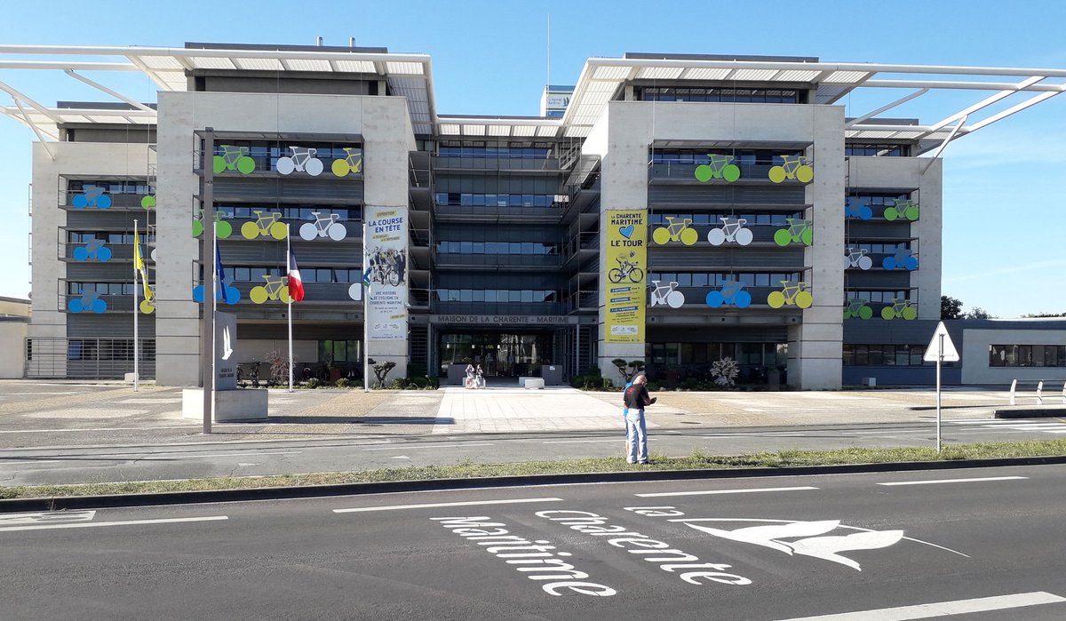 departement17's tweet image. #OnEstPrêt Tous les 10km, le long du parcours du #TDF2020, les mouettes accompagneront les coureurs #marquageausol #PeintureBiodégradable @LeTour 

Toutes les infos sur l'étape 👉bit.ly/2Gr68jN