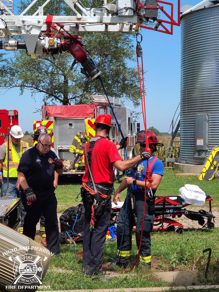 maxarmstrong's tweet image. IN UP TO HIS WAIST and they saved him. The farmer was transported in good condition. Great work by volunteers and their neighboring first responders at St. Rose, IL east of St. Louis. #MABAS69. strosefire.com. @FredButt6 @TheChadColb @IFSI