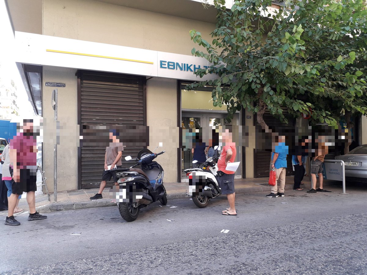 arlekinos36's tweet photo. Παρέμβαση ενάντια στους #πλειστηριασμούς και τις κατασχέσεις σπιτιών έξω από την #Εθνική_Τράπεζα στα Άνω #Πετράλωνα. Πρόσβαση σε στέγη, τροφή, υγεία για όλες και όλους.
#Covid_19 #antireport #petralona #Athens #ergnews #koukaki #thisio #squats #home #StayHomeStaySafe https://t.co/Im0xKe3v5A