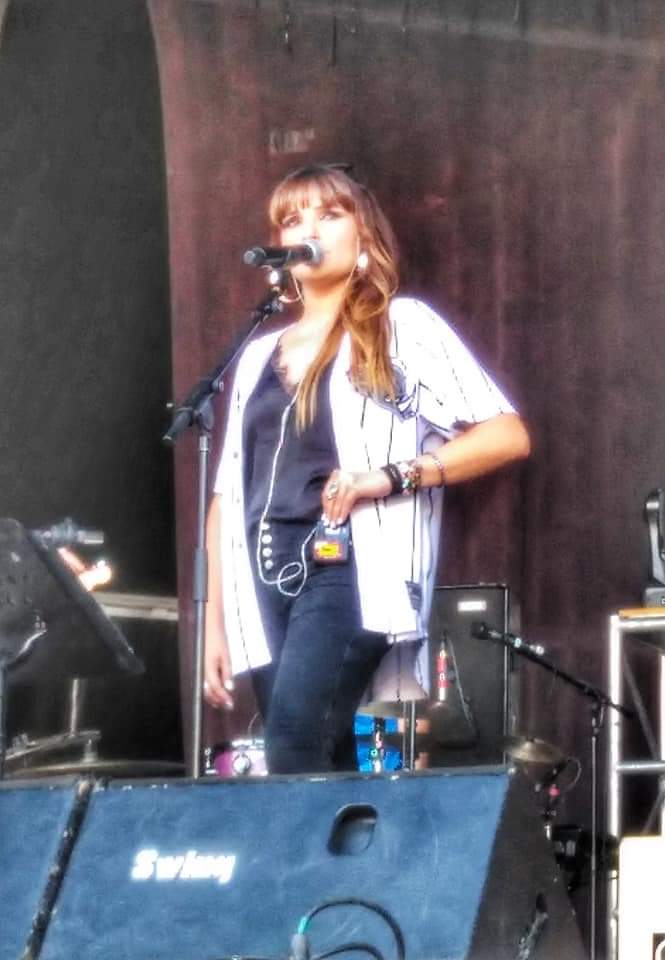 MiguelBayn1's tweet photo. Querida @RozalenMusic hace exactamente dos años actuabas en @fiestasVLL y son de esos momentos que guardas en el 💜para siempre. Justo 😜 hoy , sacas esa joya de canción #YBusque . Cuánto tengo que agradecerte, que viva la #Musica . https://t.co/Ue5oHpd8pJ