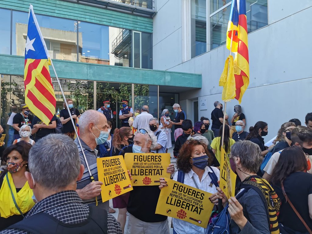 MdRxI's tweet photo. Avui estem presents a #figueres donant suport als encausats pels #talls de la junquera!
#objectiuIndependència
#lleialtat1oct 
#SpainIsAFascistState https://t.co/L8inGomsYe