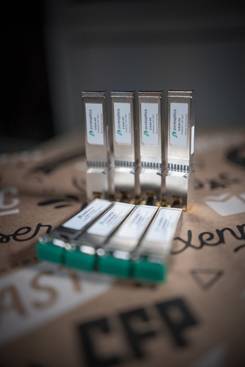 W4ReLL's tweet photo. Hier j'ai reçu une jolie livraison de la part de #pureOptics 😎 du coup j'me suis dit que j'allais faire un petit shooting ! #cc @ph_heintzmann #mikrotik #sfpPlus #TenGig #networking #sysadmin https://t.co/hF7hZ5INTi