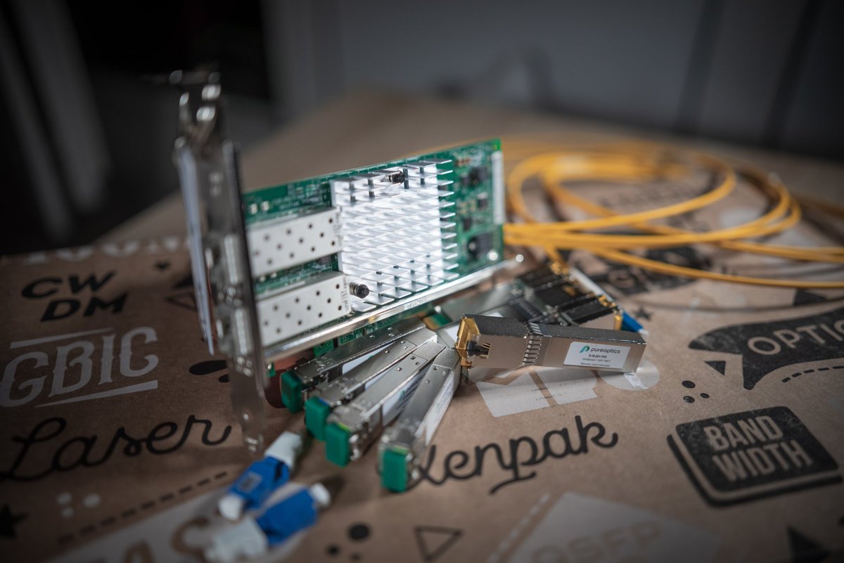 W4ReLL's tweet photo. Hier j'ai reçu une jolie livraison de la part de #pureOptics 😎 du coup j'me suis dit que j'allais faire un petit shooting ! #cc @ph_heintzmann #mikrotik #sfpPlus #TenGig #networking #sysadmin https://t.co/hF7hZ5INTi