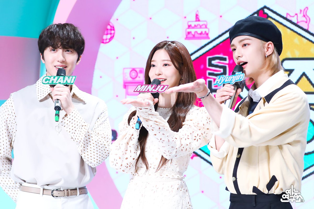 아름다운 음중 3MC들 보는 인생? wow네요🌹
이번 주 토요일 오후 3시 40분! #쇼음악중심 본.방.사.수💛

200829 #쇼음악중심 #음중 #찬희 #현진 #김민주
<a href="/SF9official/">SF9official</a> <a href="/Stray_Kids/">Stray Kids</a> <a href="/official_izone/">official_IZONE</a>