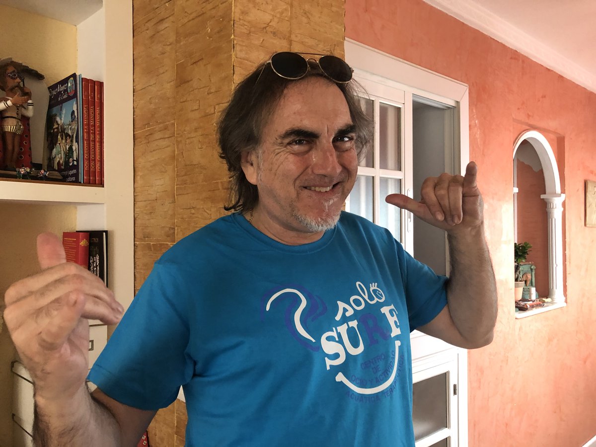 CIberoamerica's tweet photo. Genial, siempre. Y más con esta camiseta solidaria. @elseludecadi no podía faltar esta reunión de grandes del #Carnaval de #Cádiz. Esta y otras fotos las podéis ver en vivo en la expo de homenaje a los 10 años de #SoloSurf. En @CIberoamerica. https://t.co/lgdt03gkD8