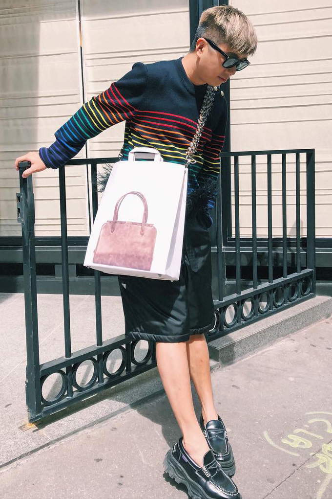 mennmenswear's tweet photo. Best Dressed Man

@declanchan In @JW_ANDERSON / Stefan Cooke / @Prada / @eytys 

#declanchan #jwanderson #stefancooke #prada #eytys #bestdressed #bestdressedman #bestdressedmen #fashionweek #fashion #style #menswear #mensfashion #menstyle #streetstyle #fitoftheday #shorts #bag https://t.co/CkwV6EtzgI