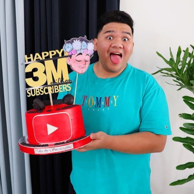 explained_ph's tweet photo. BREAKING: 
YouTube star Lloyd Cadena @LloydCadena passed away earlier today, September 4, his family confirms. https://t.co/ZweYIeLuxj