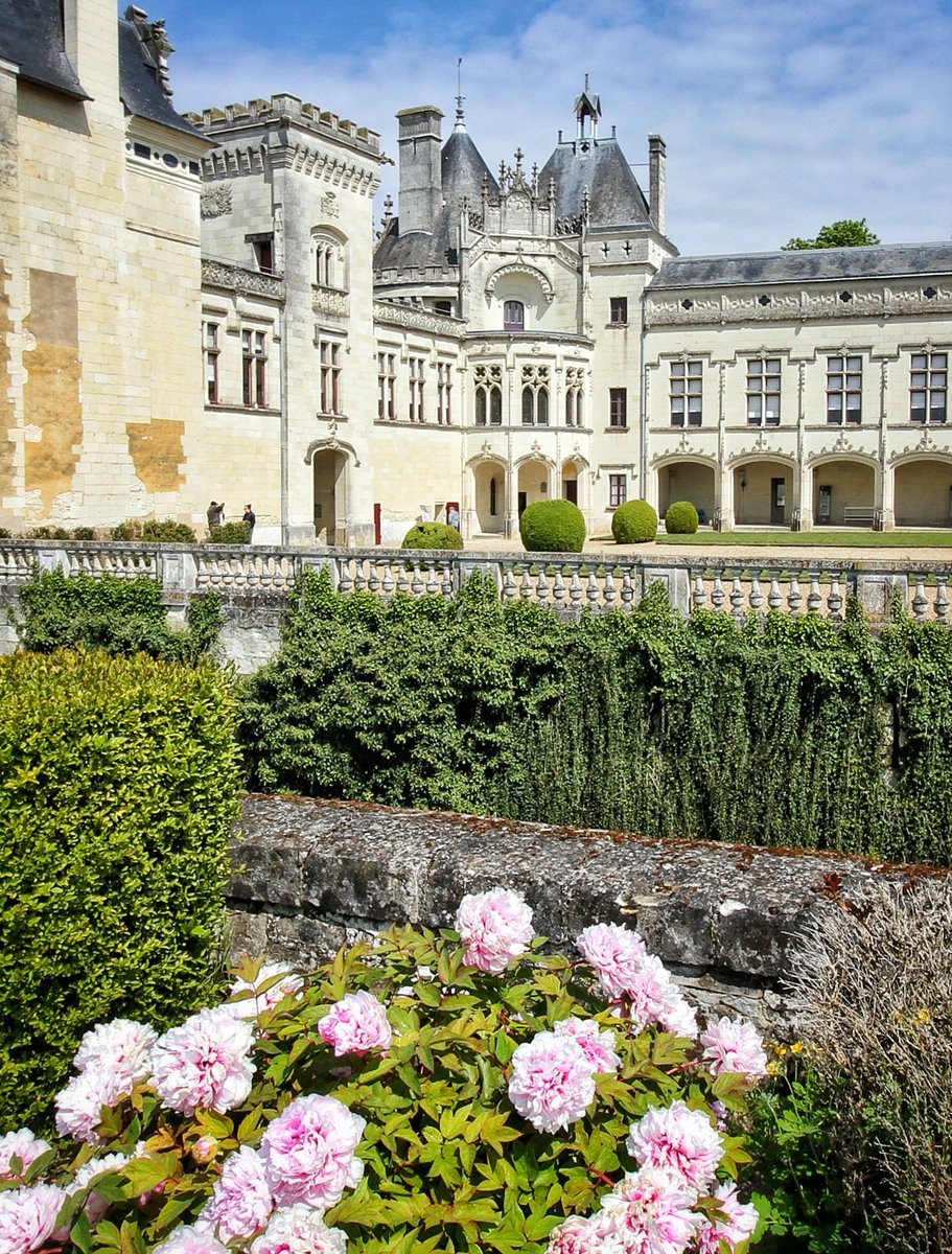 🔴 𝗪𝗘𝗘𝗞-𝗘𝗡𝗗 𝗔𝗨 𝗖𝗢𝗘𝗨𝗥 𝗗𝗨 𝗣𝗔𝗧𝗥𝗜𝗠𝗢𝗜𝗡𝗘 | Le château de Brézé, à 15 kilomètres de #Saumur, vous offre ce #weekend un formidable voyage dans le temps ! 🛩

➡️ Plus de 1000 ans d'histoire ! #JourneesduPatrimoine #CetEteJeVisitelaFrance 🇨🇵