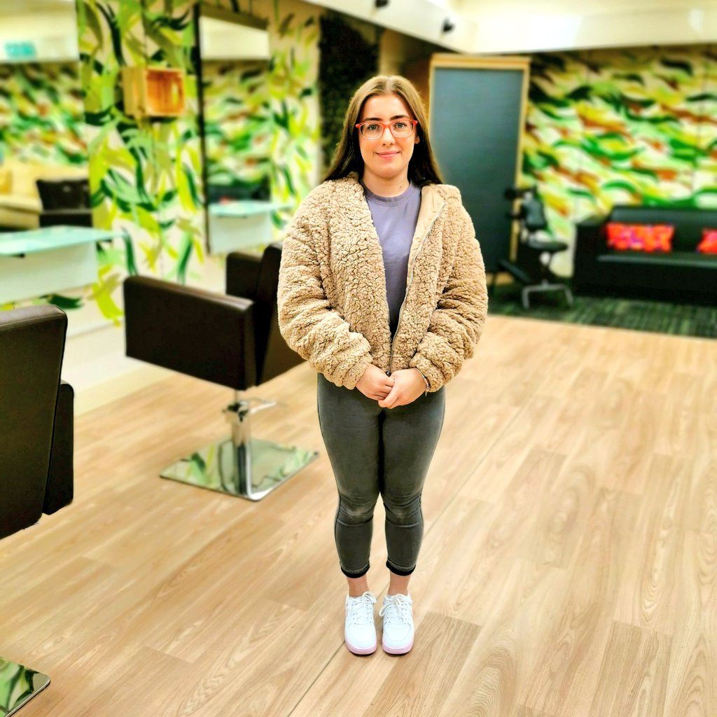 AAnt26's tweet photo. Super pleased to welcome Jessamyn to my team who'll be our Front Of House HUB Manager at the Standing Ovation HUB looking after all of our wonderful visitors! An exciting role and a great addition to the SO team! 🙌🏾🏆 #HubManager https://t.co/6ohHamadw6