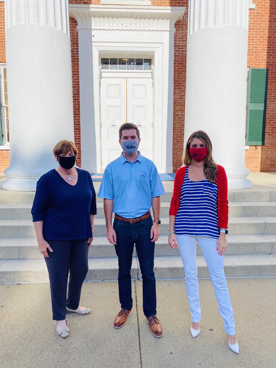 williamkneipOM's tweet photo. Happy #CollegeColorsDay and #FlagshipFriday. It’s a beautiful day on the @OleMissRebels campus. Stay safe and remember to #MaskUpMS! https://t.co/tJi1sWZdry