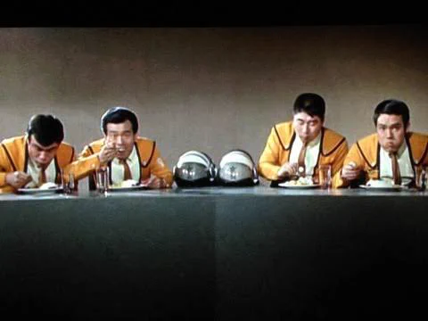 @otj024 @sasacat 最後のコマはウルトラマン？ 