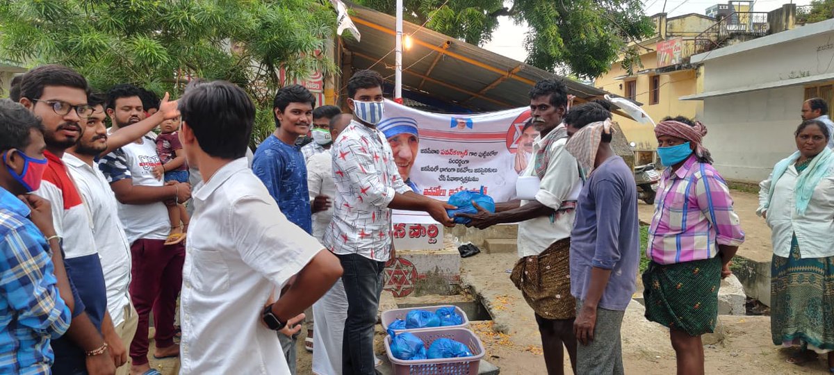 vikramjsp's tweet photo. జనసేనాని @PawanKalyan గారి ఐనవోలు
 జనసైనికులు చేసిన సేవా కార్యక్రమం .
1.వృద్ధాశ్రమంలో మధ్యాహ్నం భోజనం 
2.పేదలకు నిత్యావసర పంపిణీ.
#JanasevaJanasuraksha 
@JanaSenaParty @AadhiHyper @TrendPSPK @ChhBong https://t.co/H0RAjv1uCB