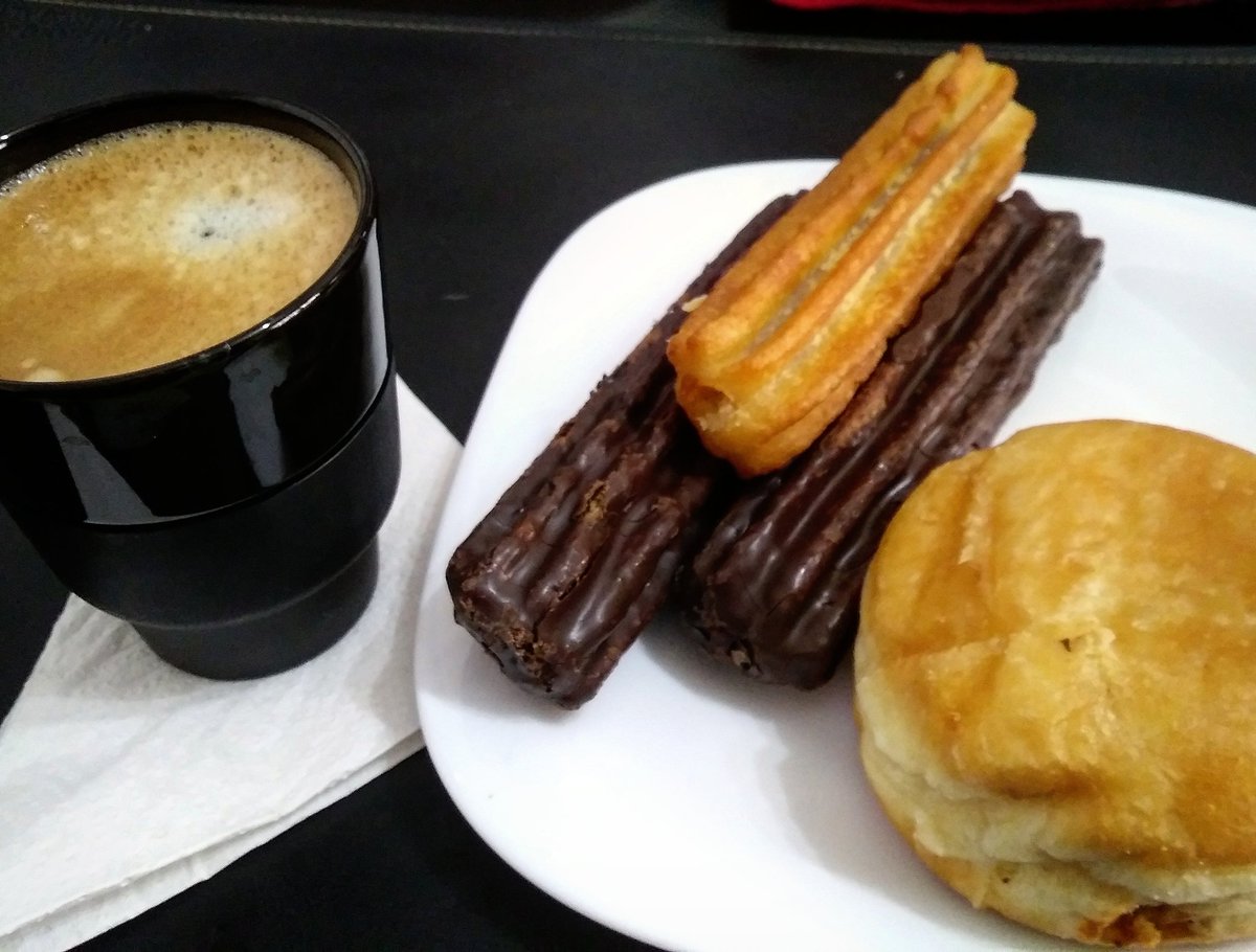 daniczuk's tweet photo. Desayuno de campeones. Sponsor oficial @ElSoldeGalicia 🤤
#Churros #DulceDeLeche #Chocolate #Café #Berlinesa
#BastaDeRúcula 💪🏻😎 https://t.co/vyQeyQbzxw