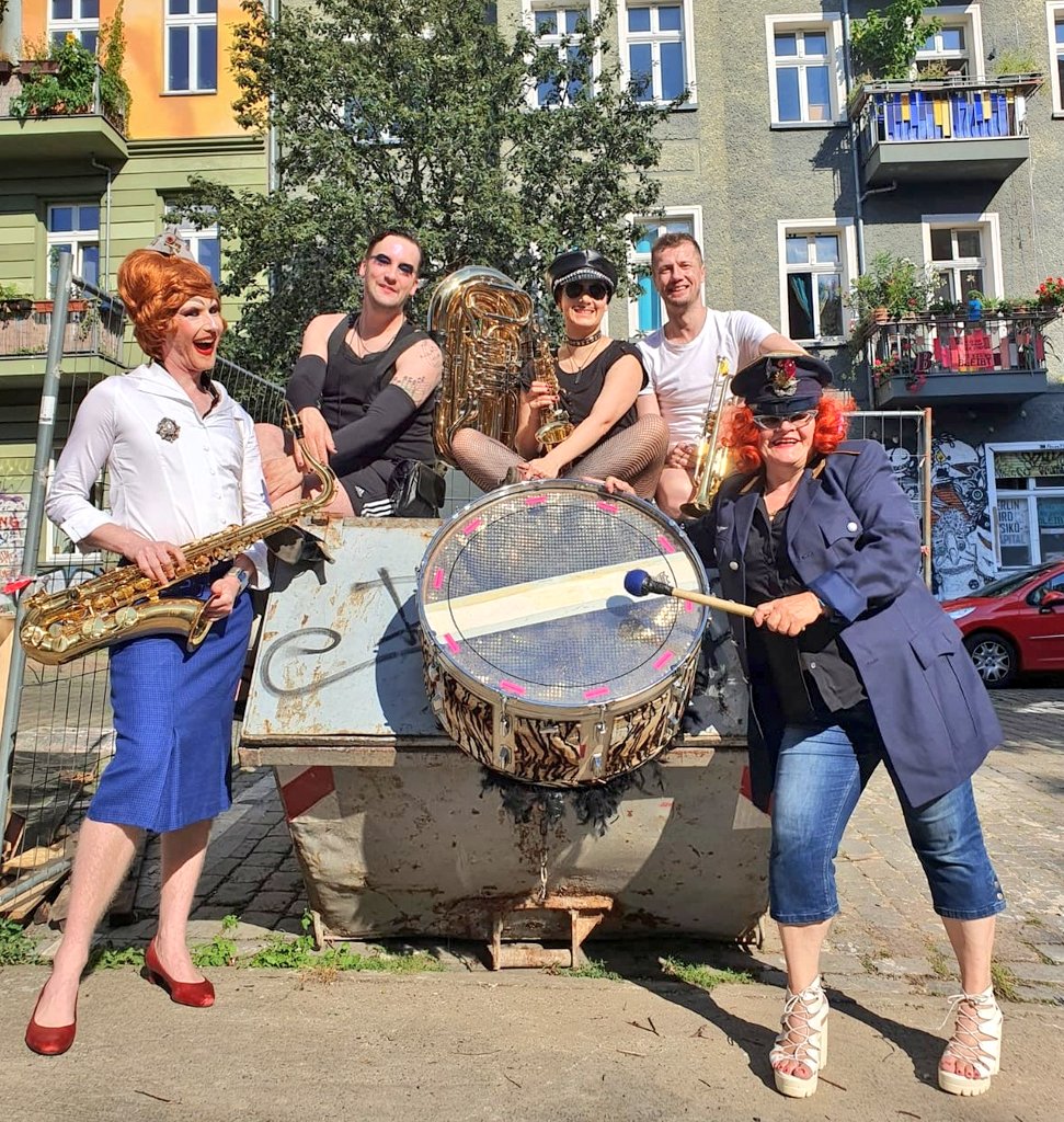 Das #myGruni-Ensemble stellt sich vor:

🎺Transophonix🎺
So schön kann Blasen im Fummel sein! Das entzückende queere Brass-Orchester glänzt morgen mit pittoresken Walzern und epischen Melodien und begleitet @jogida4 beim In-Villen-Gefangenenchor nach #Verdi

#Grunewalddämmerung