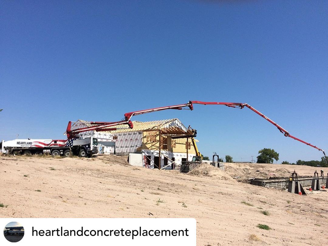 ACPApumpers's tweet photo. #FlatoutFriday from Nebraska this morning! 🤩 Wishing you all a safe, and fun-filled holiday weekend 🇺🇸 #concretepumping #concrete #construction #pumpoperator #acpacertified #heavyequipment #pumplife #constructionsafety #safeoperator #concreteconstruction #womeninconstruction https://t.co/CdIxKbtcu8