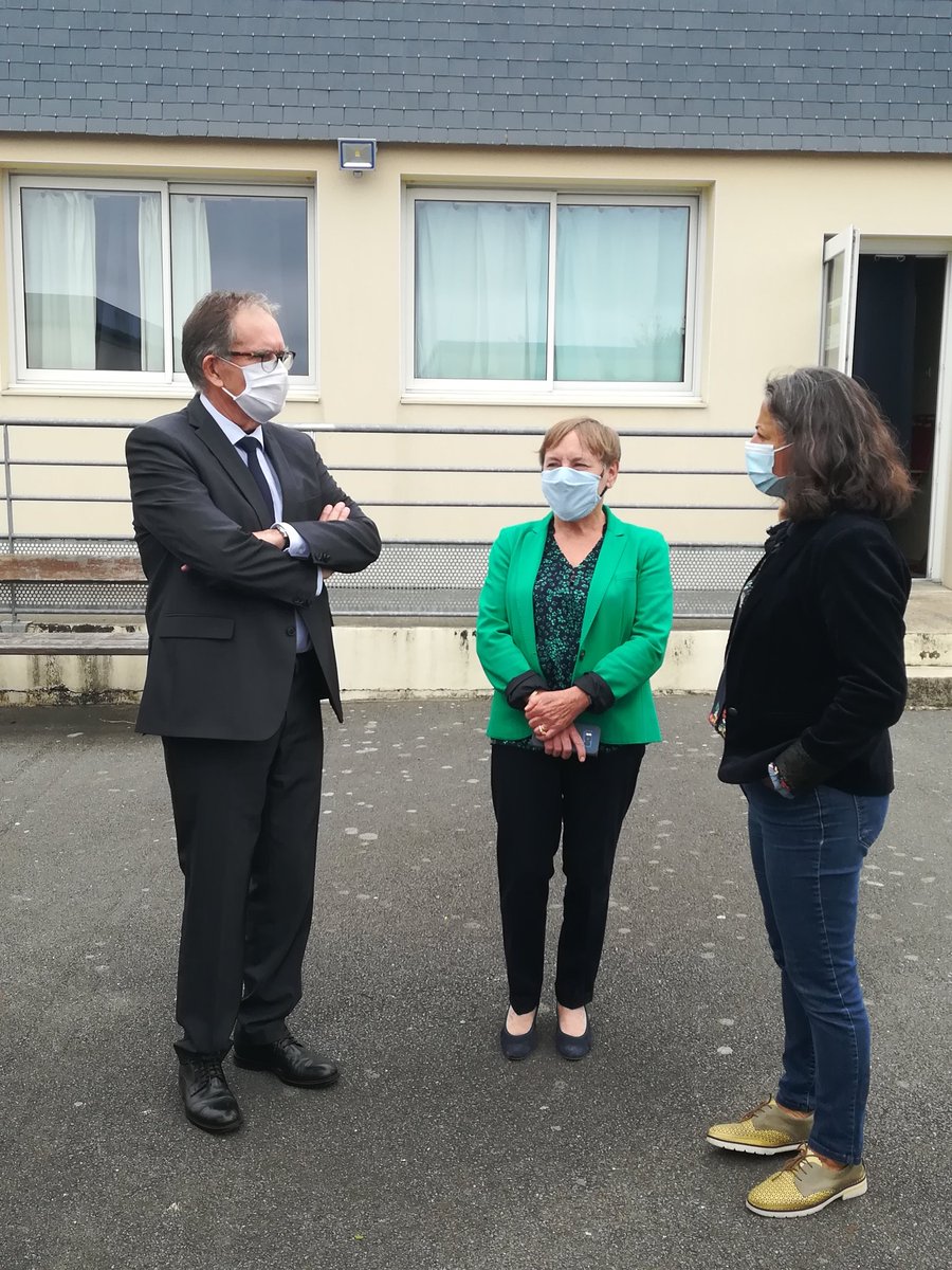 ddec22's tweet photo. Visite du président du conseil départemental au collège La Croix de Pierre. Mme Janes chef d'établissement et Mme Françoise Gautier directrice diocésaine ont accueilli la délégation. https://t.co/3810CPz6a5