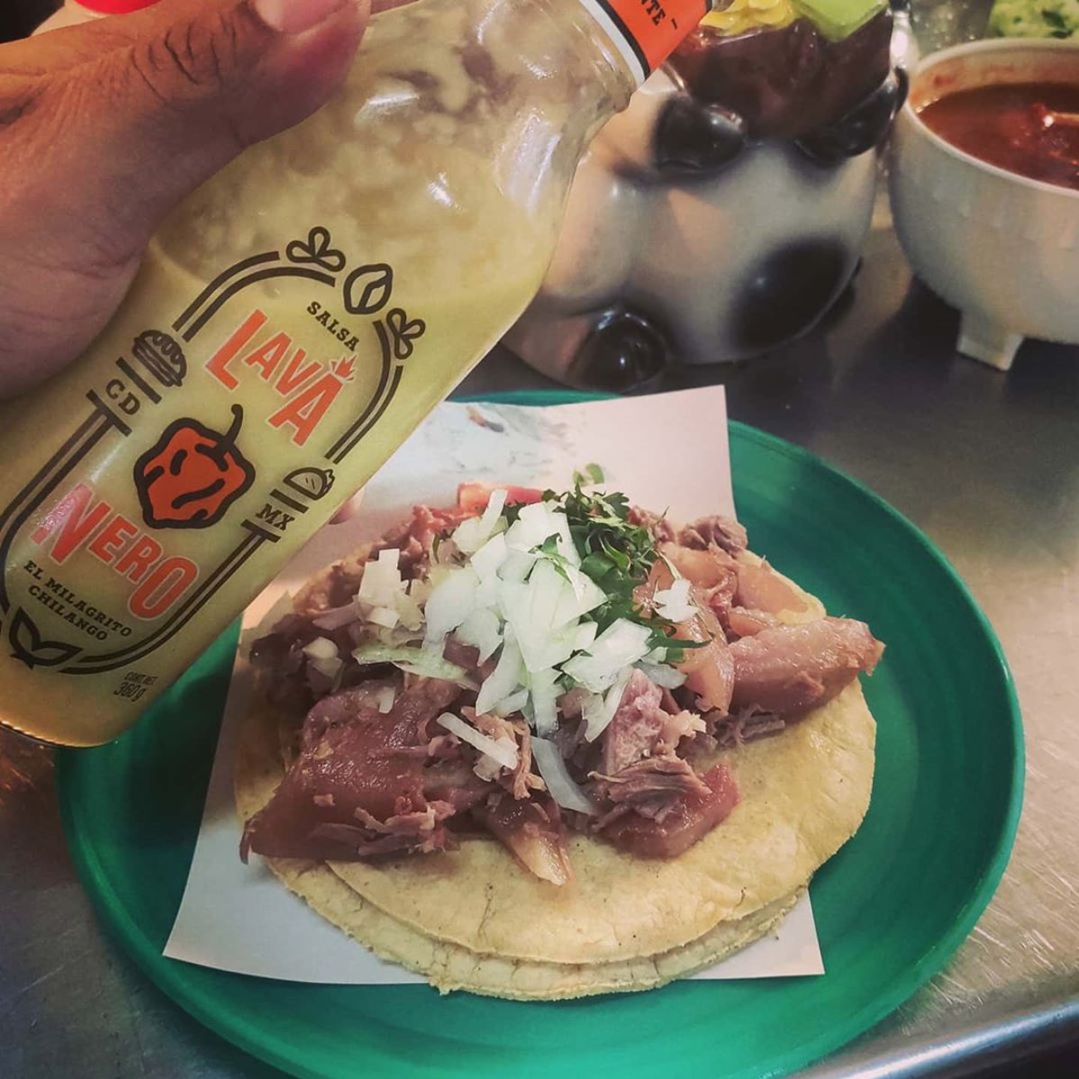 SalsaLavaneroMX's tweet photo. Y cómo no van a estar en tendencia las #Carnitas si son una oda al sabor, a las texturas, y luego con salsa #Lavanero... #yasemeantojaron 
#TacosDeCarnitas
#Carneishons https://t.co/PoJD0U4tXT