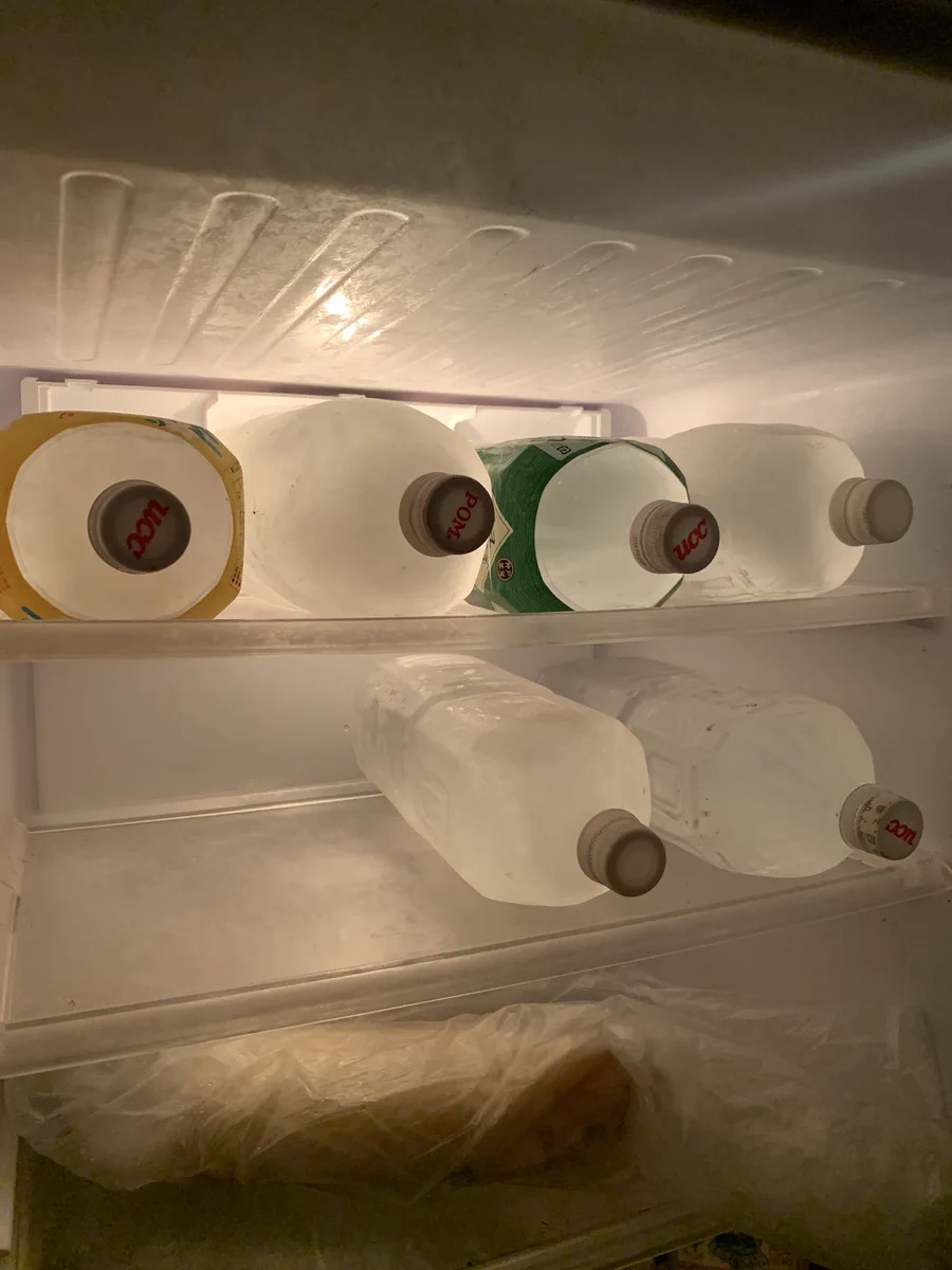 台風対策！！断水する前に、ペットボトルに水を入れ冷凍し備えよう！！