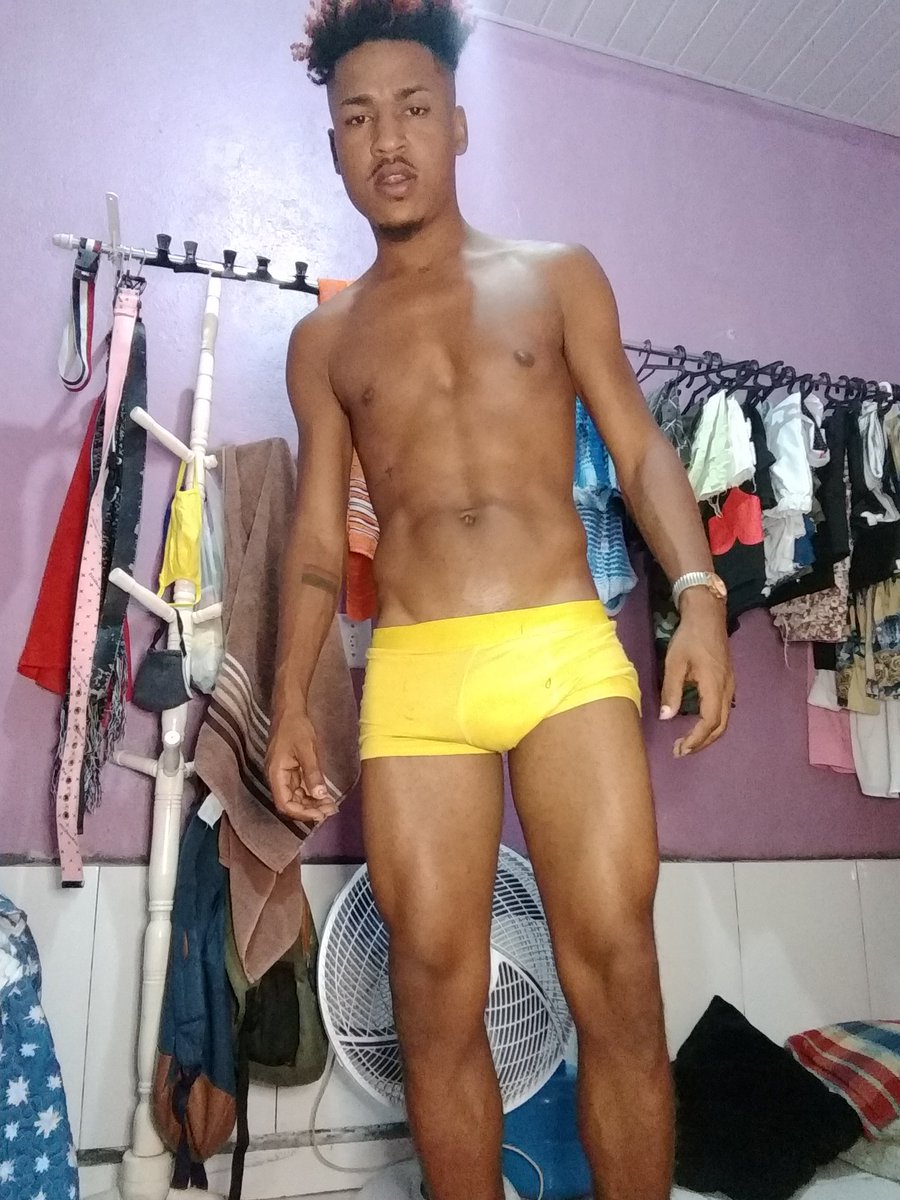 Vou colocar uma roupa pra tirar foto/ ah não prefiro jogar um biscoito ..🍪