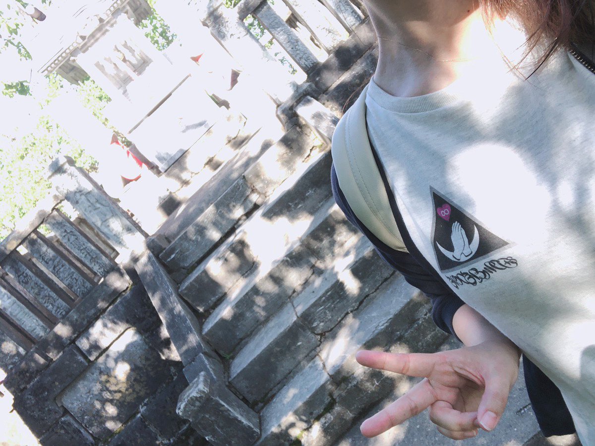 ojo_148's tweet photo. 最近色んな方がお届けしたペンデュラムとかアクセの画像載せてくれたり送ってくれたり、レビュー書いてくれたりがすごく増えてて嬉しい🥺💜
今日は結希ちゃん(@yu0x0makiria)からもパワスポのお供にペンデュラムと去年販売したTシャツ着用してくれた報告もらって嬉しみ✨✨
#8DIMENSIONS https://t.co/0AecqwBQ3y