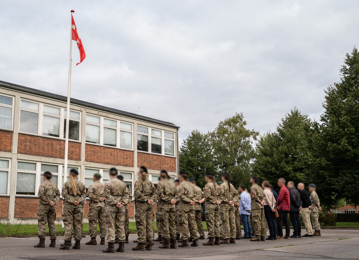 fak_dk's tweet photo. I morgen hylder @forsvaretdk alle dem, der rejste ud for Danmark, når vi fejrer Flagdag for Danmarks udsendte 🇩🇰

Det blev markeret i dag af Forsvarets Sprogskole ved @fak_dk til dagens morgenappel.

#visflagetdanmark #værdatkæmpefor #tilforForsvaret https://t.co/B5HiMj23jq