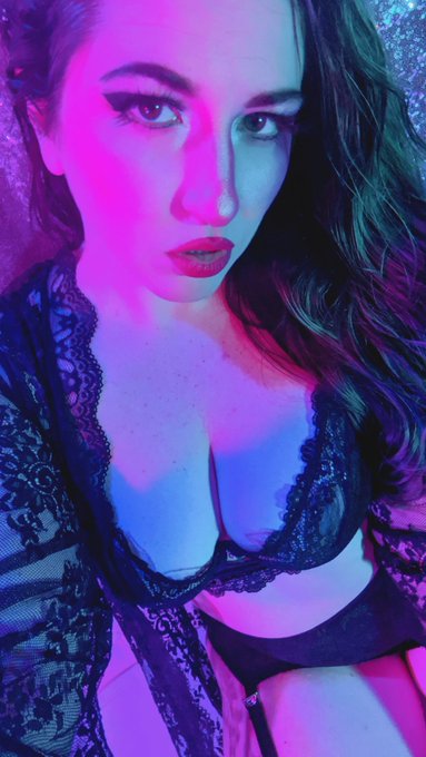 Good morning, say it back 🖤😈💋 https://t.co/Y4QYT4UWd2