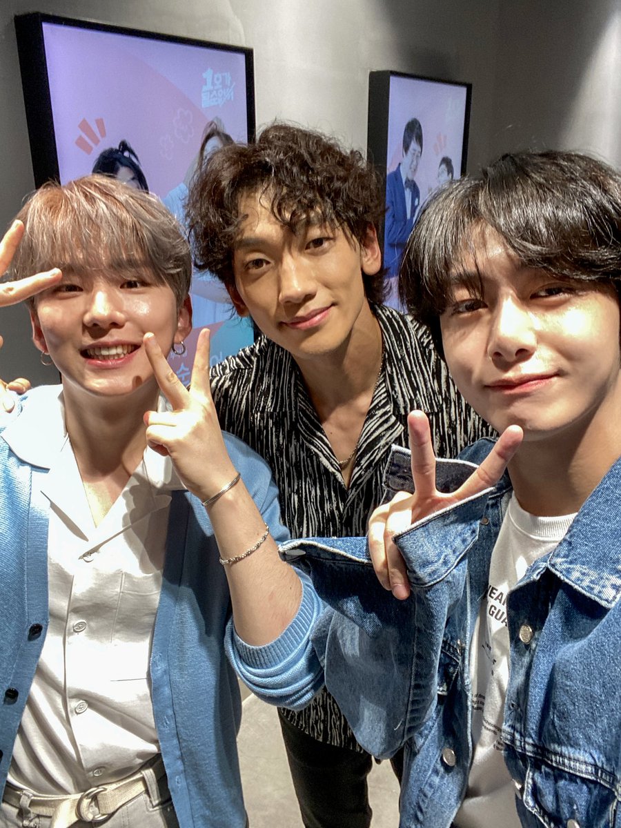 OfficialMONSTAX's tweet photo. [#MONSTA_X]
200904 #몬스타엑스 #셔누 #기현 #형원
JTBC #히든싱어6 완료

존경하는 워너비 #비 선배님과
함께한 히든싱어6! 어떠셨나요?
행복한 금요일 밤 보내셨길 바라며
즐거운 주말 보내세요 💓

#MONSTAX #SHOWNU
#KIHYUN #HYUNGWON https://t.co/AMuT2O8Ofx