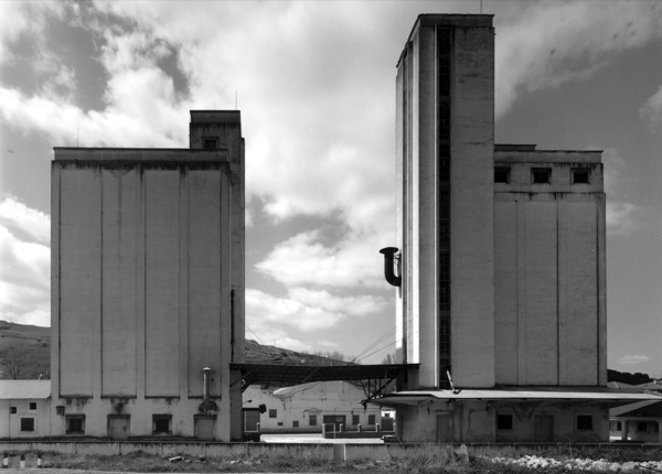 d_benayas's tweet image. ¿Te suenan estas edificaciones de cuando vas por la carretera? Atento al hilo que comparto 👇