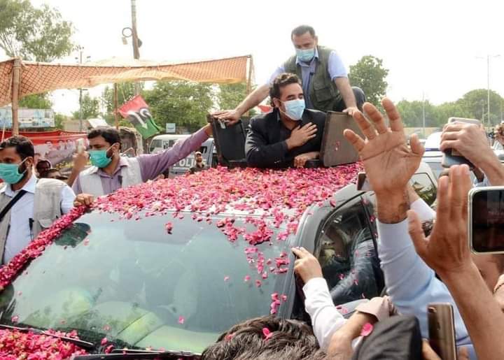 LalaMuradKhan's tweet photo. Chairman PPP Bilawal Bhutto Zardari never fails to amaze us. Today, with an injured foot he has started visiting the flood and rain affected areas. May Allah be with my chairman and bless him with speedy recovery of his foot too.
#BBZForPakistan https://t.co/8dd0K3FeHT