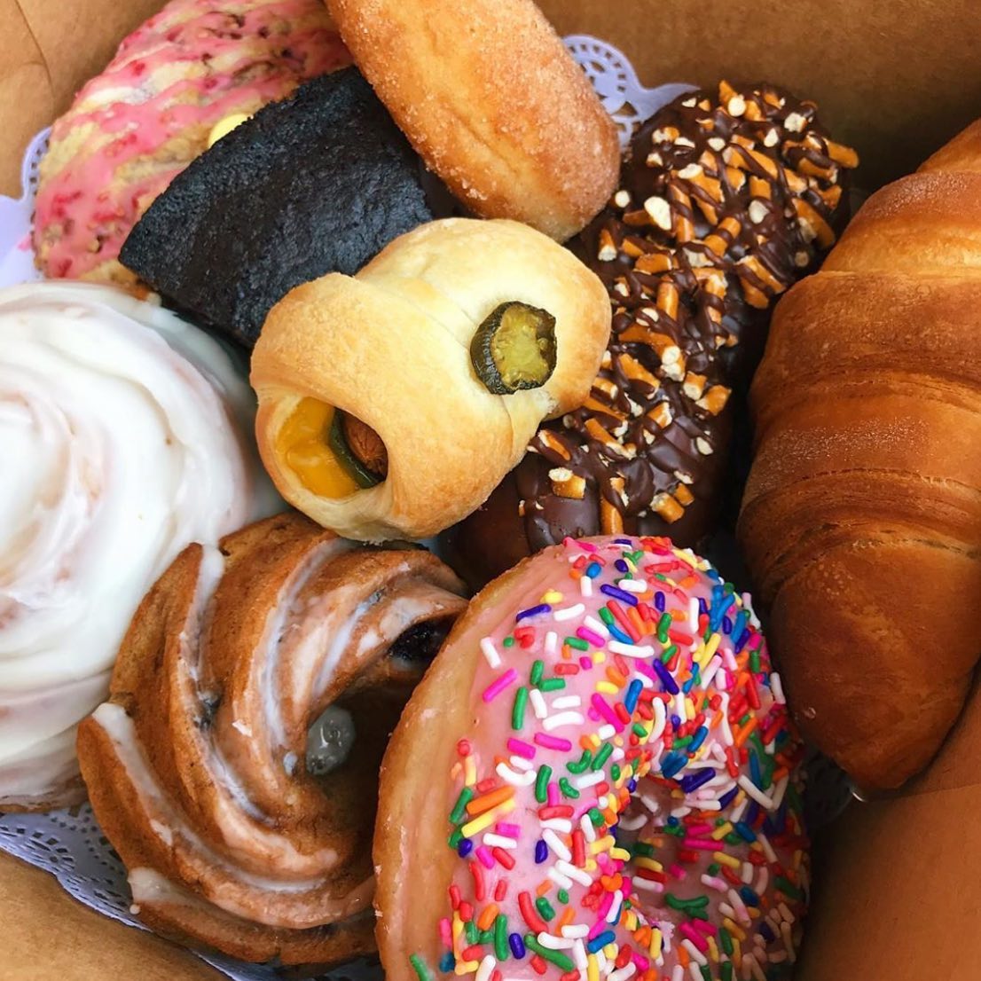 Life is like a box of pastries 🍩🥐🍪 you always know there’s no suffering involved in the creation of the greatness! 💖@cakethievesbakery 💖

#plantbased #plantpower #plantpowered #whatveganseat #veganfoodshare #veganfood…

📸 instagram.com/p/CEt71cnJpZM/ via tweet.photo