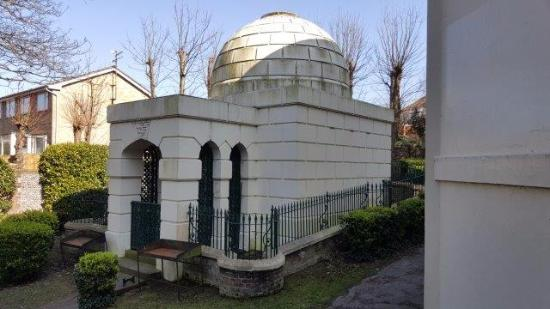 The Montefiore Synagogue was built in 1833 in Ramsgate as a private synagogue for Moses Montefiore.It's a rare example of a synagogue in the Regency style. A mausoleum modelled on Rachel's tomb was built next to it.