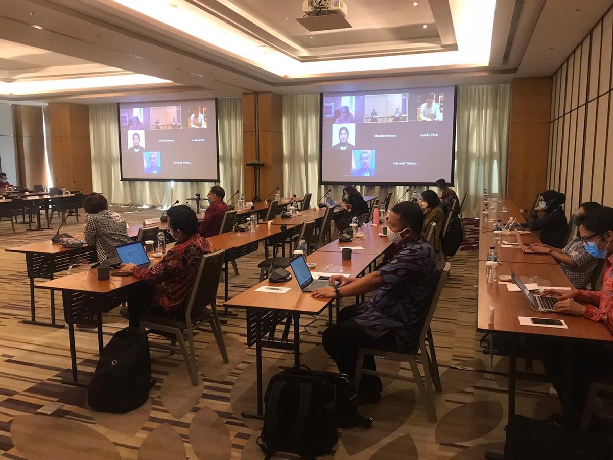 F_Ruddyard's tweet photo. Hari ini saya memberi arahan untuk mematangkan persiapan substansi, administrasi dan logistik untuk mendukung Delegasi RI pada Sidang Majelis Umum PBB ke-75. Pada masa pandemi ini, kita akan maksimalkan penggunaan teknologi informasi untuk persidangan #IniDiplomasi #IndonesianWay https://t.co/hWSkfDZOw7