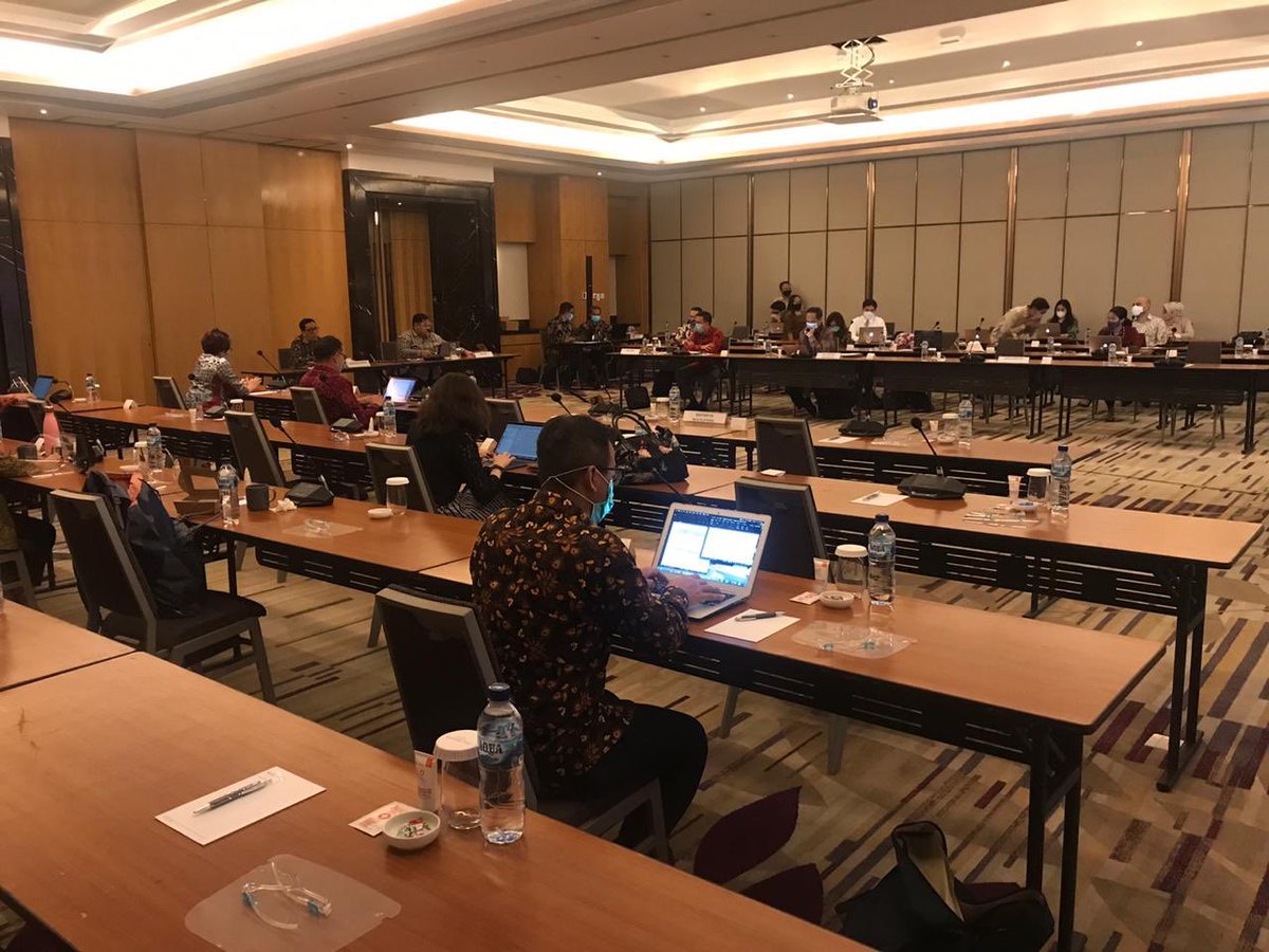 F_Ruddyard's tweet photo. Hari ini saya memberi arahan untuk mematangkan persiapan substansi, administrasi dan logistik untuk mendukung Delegasi RI pada Sidang Majelis Umum PBB ke-75. Pada masa pandemi ini, kita akan maksimalkan penggunaan teknologi informasi untuk persidangan #IniDiplomasi #IndonesianWay https://t.co/hWSkfDZOw7