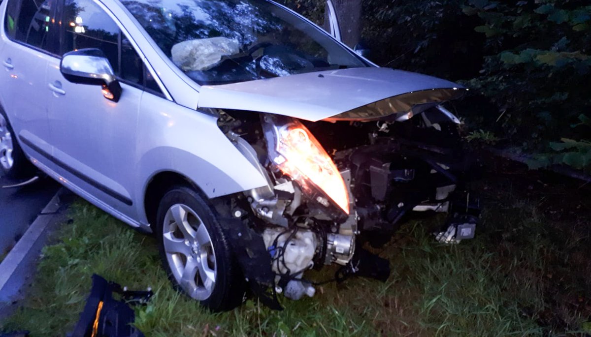 Flinke schade bij aanrijding op kruising, negeren van rood verkeerslicht is de vermoedelijke oorzaak -..