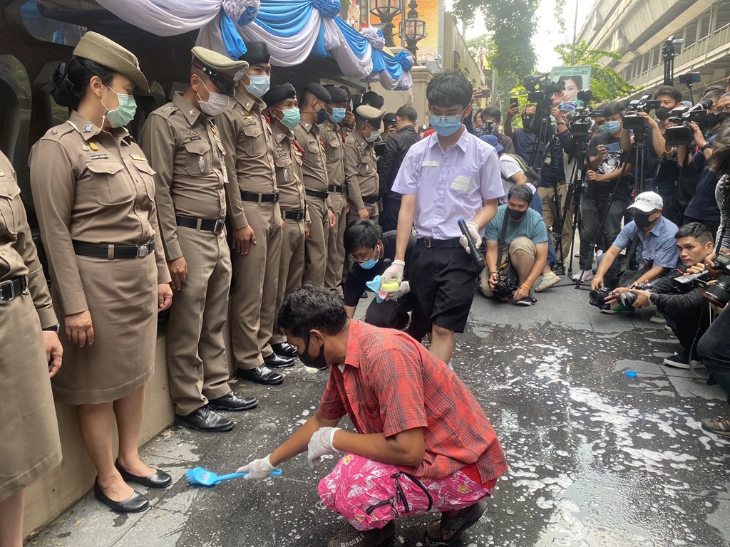 nefj92's tweet photo. ตร.ชั้นผู้น้อยยืนบังป้ายสำนักงานตำรวจเพราะกลัวนักศึกษาทำป้ายเลอ��� ตัดภาพไปที่ตอนกปปส.เคยเอาตีนเหยียบด้วยซ้ำ ไม่มีใครมากันไม่มีใครมาห้าม #ล้างบาปตำรวจไทย https://t.co/PJXVZ2hM4z