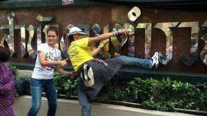 nefj92's tweet photo. ตร.ชั้นผู้น้อยยืนบังป้ายสำนักงานตำรวจเพราะกลัวนักศึกษาทำป้ายเลอ��� ตัดภาพไปที่ตอนกปปส.เคยเอาตีนเหยียบด้วยซ้ำ ไม่มีใครมากันไม่มีใครมาห้าม #ล้างบาปตำรวจไทย https://t.co/PJXVZ2hM4z