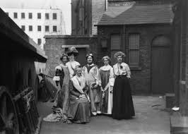Scottish organiserTeresa Billington-Grieg was arrested outside the PM& #39;s house in 1906. Sentenced to a fine or prison she chose prison & was the 1st suffragette incarcerated. An anonymous Daily Mail reader paid the fine to get her out. Latterly, she fell out w/ the Pankhursts. /8