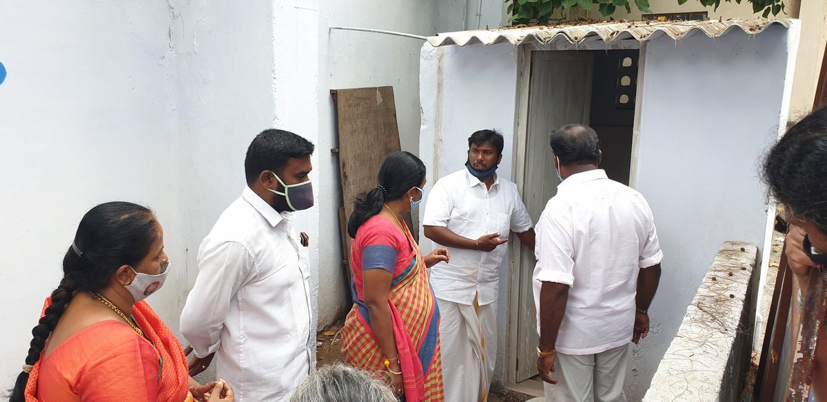 VanathiBJP's tweet photo. தூய்மை பணியாளர்களுக்கு 
குடிநீரும், கழிப்பிடம் இல்லாத நிலைமை .
@CbeCorp 81வது வார்டு அலுவலகத்தில் உள்ள இந்த சூழலை இன்று நேரில் சென்று பார்த்தோம்.
காலை 6 மணிக்கு பணிக்கு வரும் பெண்களுக்கு அவசரத்திற்கு ஒதுங்க இடமில்லை .
@SPVelumanicbe அவர்கள் இதை கவனிக்க வேண்டும்.
@BJP4TamilNadu https://t.co/8dP6p6DI7E