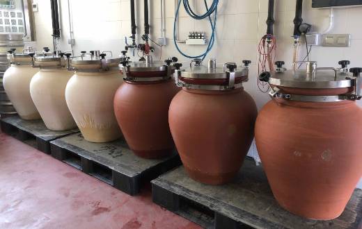 TecnoVino's tweet photo. RT @Coiaanpv: 🏺🍷 Elaboración de #vinos en tinajas de barro, las posibilidades que analiza y abre el proyecto #Govalmavin ➡️ https://t.co/QNOO7PEbYg @TecnoVino https://t.co/ddCGbtpHXh