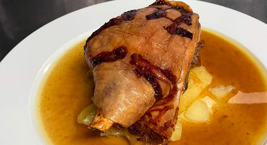 DonMauroRte's tweet photo. Materia prima, saber hacer y el tiempo necesario para lograr esa textura crujiente y tostada de la piel con una carne #jugosa. Son los ingredientes que necesitamos para conseguir nuestro #tostón asado #tierno y sabroso 😋... ¡Y que tanto te gusta! 🤩 https://t.co/HvKAkOHw47 https://t.co/9vRi2OhBwK