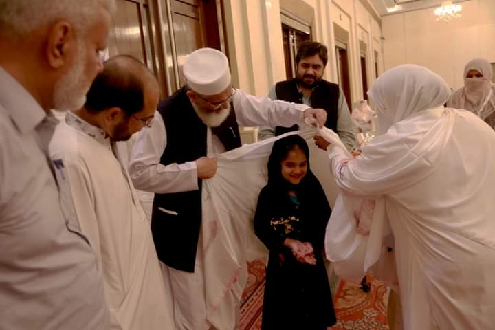 engrIfham1's tweet photo. عالمی یوم حجاب ۔۔۔۔
امیر جماعت اسلامی سینیٹر سراج الحق یوم حجاب پر ننھی پری کو حجاب پہنا رہے ہیں ۔
@SirajOfficial @JIPOfficial https://t.co/oEy4jZiVHS
