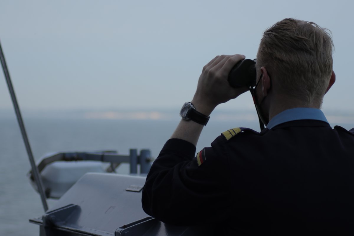 deutschemarine's tweet photo. Es gibt verschiedene Bedrohungsmöglichkeiten für ein #Schiff. Auch #Bedrohung|en durch Speedboote kommen vor. Daher wird dieses #Szenario auch bei #GEREX geübt und ist ein wichtiger Bestandteil des Manövers. #deutschemarine #WIRSINDMARINE https://t.co/VKJ5S4xPq0