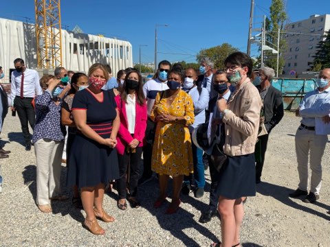 EstMetropoleHab's tweet photo. [Réhabilitation innovante 🏗️] Résidences Noirettes et Grand Bois @vaulxenvelin69 @grandlyon - Présentation de cette opération unique en France et en Europe par @reynaud_c à @NadiaHAI78, ministre de la ville. @EnergiesprongFR @GreenFlex @VINCIConstrucFR
 #rehab1000Logements https://t.co/JtbvaQuxWm