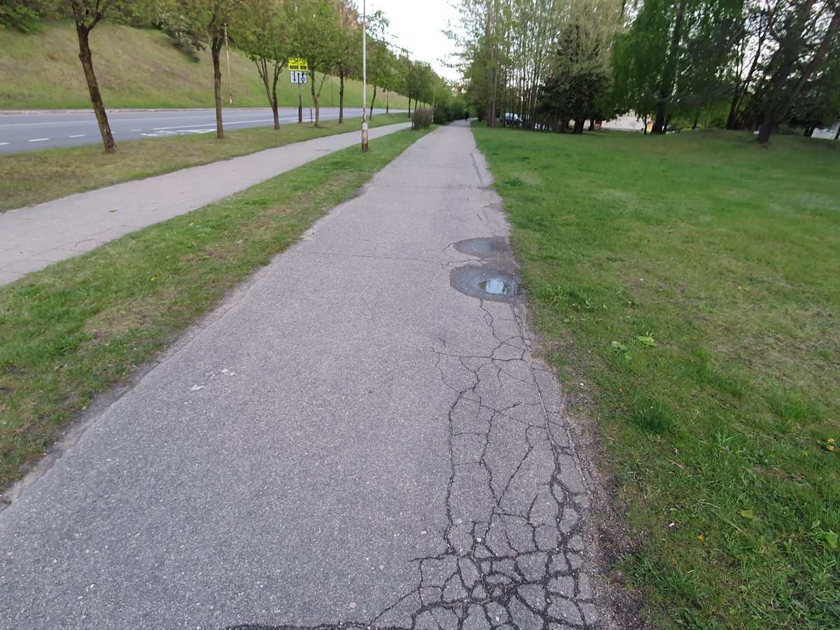 antonnikitin_'s tweet photo. The before and after. Bringing logic back to the city: bike path now goes closer to the street, then - sidewalk/pedestrian path. 🚴‍♀️+ 🚶

Love that here we can have full separation and lighting for both paths.

Also, bushes and trees coming in Spring.

#Vilnius #JUDU #Fabijoniškės https://t.co/X4X2NlcyM0